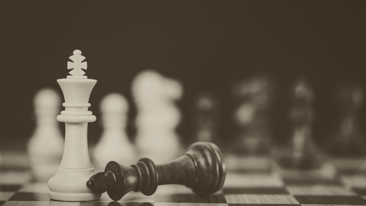 Pièces d’échecs symbolisant la stratégie et le pilotage d’entreprise dans le cadre de la construction d’un business plan.